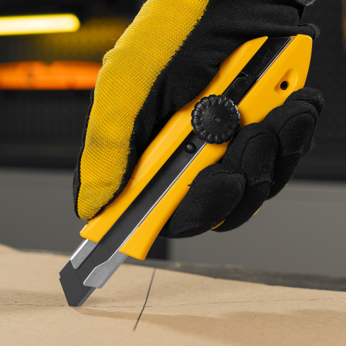 Нож, 18 мм, сменное лезвие, SK4, метал. направляющая, винтовой фиксатор Denzel купить в Москве с доставкой по всей России | ProtosMarket.ru