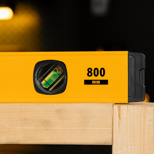 Уровень алюминиевый, магнит, фрезерованный, 3 глазка (1 зеркал.) 0,5 мм/м, 800 мм Denzel купить в Москве с доставкой по всей России | ProtosMarket.ru