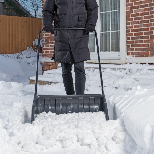 Движок для уборки снега пластиковый, 690х470х1420 мм, стальная рукоятка, Россия// Сибртех купить в Москве с доставкой по всей России | ProtosMarket.ru