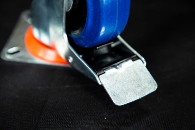 Колесо поворотное резина SRCLb 42 100 мм с тормозом (N) купить в Москве с доставкой по всей России | ProtosMarket.ru