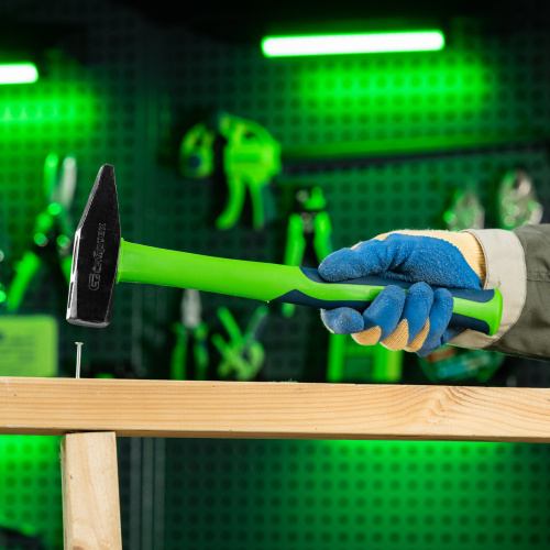 Молоток слесарный, 800 г, фибергласовая обрезиненная рукоятка Сибртех купить в Москве с доставкой по всей России | ProtosMarket.ru