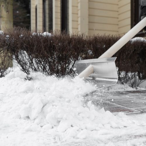 Лопата для уборки снега тротуарная, алюминиевая,500х400х1420мм, деревянный черенок, Сибртех купить в Москве с доставкой по всей России | ProtosMarket.ru