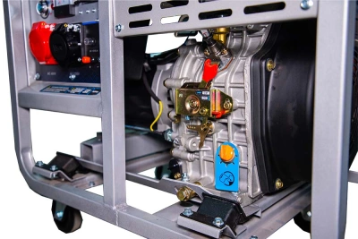 Генератор дизельный 9,0 кВт 380В/3 кВт 220В 20 л с электростартером TOR KM9000D* купить в Москве с доставкой по всей России | ProtosMarket.ru