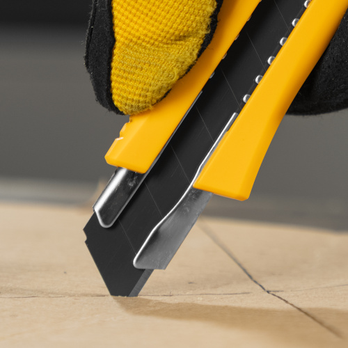 Нож, 18 мм, сменное лезвие, SK4, метал. направляющая, нажимной фиксатор Denzel купить в Москве с доставкой по всей России | ProtosMarket.ru