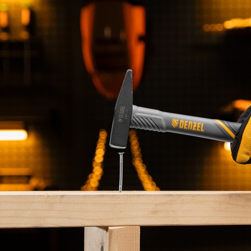 Молоток слесарный, 200 г, кованый, фибергласовая рукоятка c TPR покрытием Denzel купить в Москве с доставкой по всей России | ProtosMarket.ru