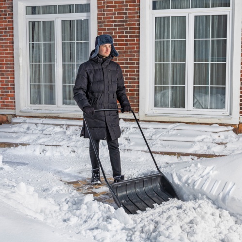 Движок для уборки снега пластиковый, 690х470х1420 мм, стальная рукоятка, Россия// Сибртех купить в Москве с доставкой по всей России | ProtosMarket.ru