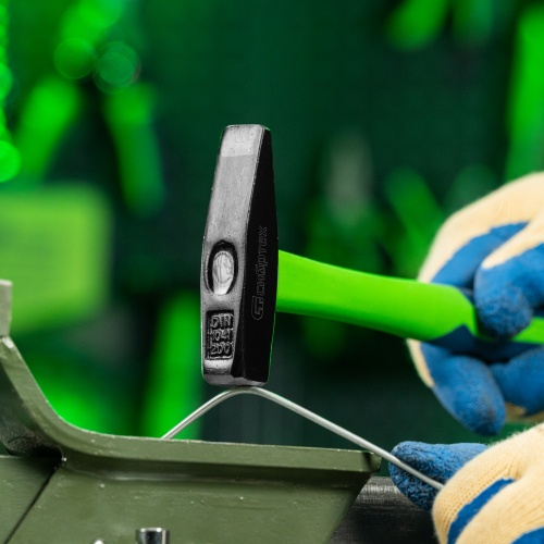 Молоток слесарный, 200 г, фибергласовая обрезиненная рукоятка Сибртех купить в Москве с доставкой по всей России | ProtosMarket.ru