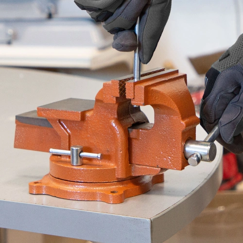 Тиски слесарные, 100 мм, поворотные, с наковальней Sparta купить в Москве с доставкой по всей России | ProtosMarket.ru