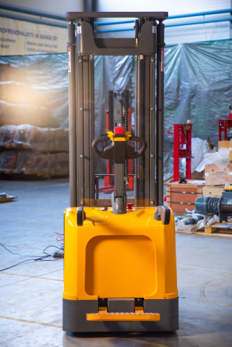 Штабелер самоходный 1,5 т 5,6 м XILIN CDDK15-III 24/200 В/Ач (с платформой) купить в Москве с доставкой по всей России | ProtosMarket.ru