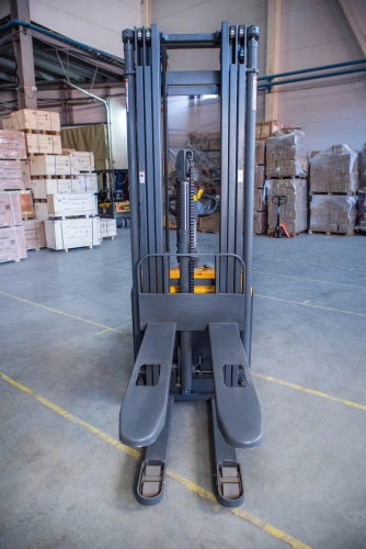 Штабелер самоходный 1,5 т 5,6 м XILIN CDDK15-III 24/200 В/Ач (с платформой) купить в Москве с доставкой по всей России | ProtosMarket.ru