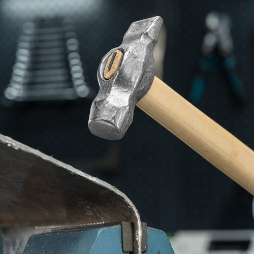 Молоток слесарный, 800 г, круглый боек, деревянная рукоятка купить в Москве с доставкой по всей России | ProtosMarket.ru