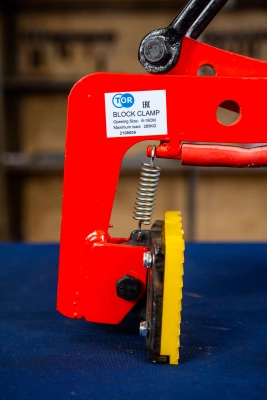 Клещевой вертикальный захват TOR для брикетов и блоков 12-18 см г/п 280 кг купить в Москве с доставкой по всей России | ProtosMarket.ru