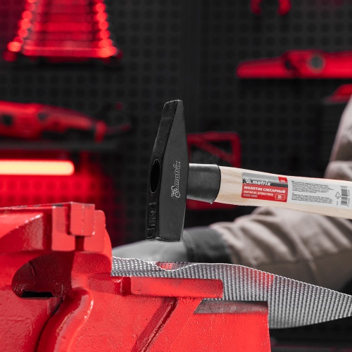 Молоток слесарный, 300 г, квадратный боек, деревянная рукоятка Matrix купить в Москве с доставкой по всей России | ProtosMarket.ru