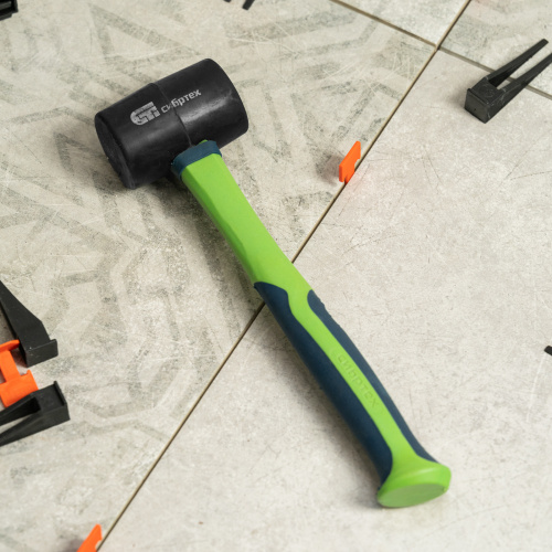 Киянка резиновая, 225 г, черная резина, фибергласовая рукоятка Сибртех купить в Москве с доставкой по всей России | ProtosMarket.ru