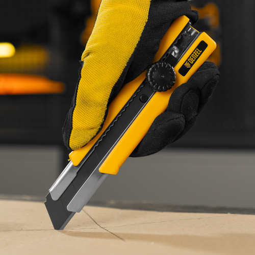 Нож, 25 мм, сменное лезвие, SK4, корпус из TPR, метал. направляющая, винтовой фиксатор Denzel купить в Москве с доставкой по всей России | ProtosMarket.ru