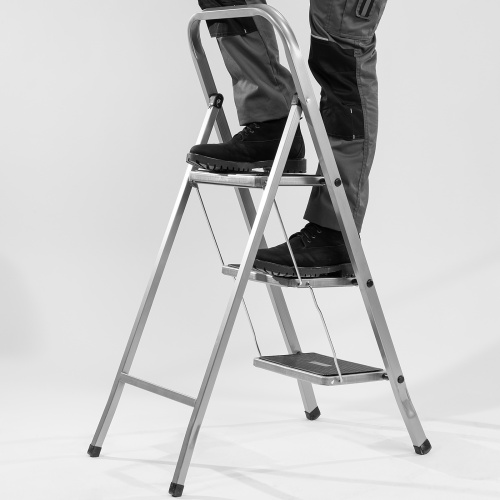 Стремянка 3 ступени, с полимерными ковриками, Сибртех купить в Москве с доставкой по всей России | ProtosMarket.ru