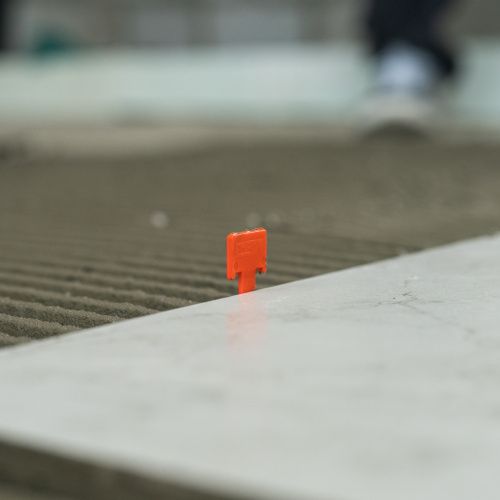 Система выравнивания плитки (СВП) комплект: зажимы, клинья (40/40 шт) в пакете Сибртех купить в Москве с доставкой по всей России | ProtosMarket.ru